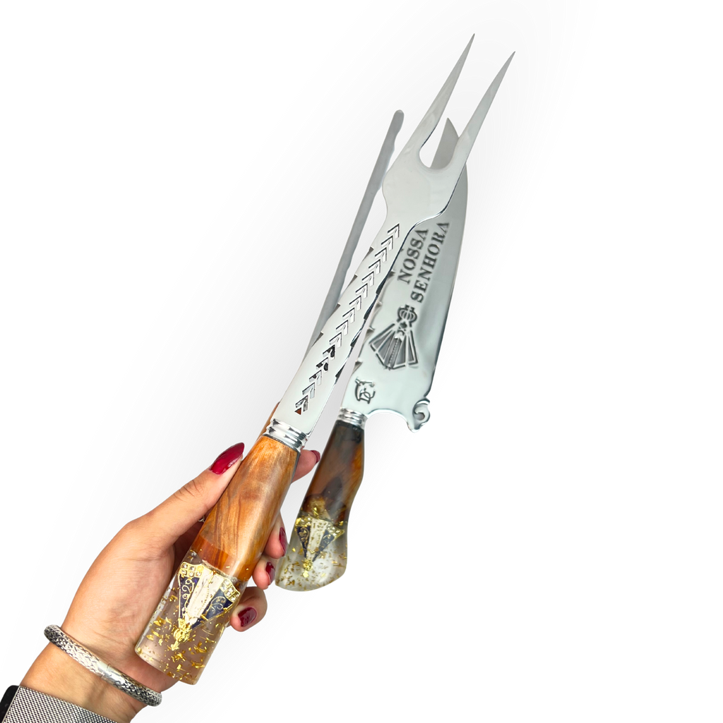 Kit Artesanal 10" 3 Peças (Garfo + Faca + Chaira) - Cabo Híbrido Madeira e Resina com Nossa Senhora