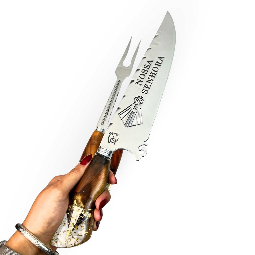 Kit Artesanal 10" 3 Peças (Garfo + Faca + Chaira) - Cabo Híbrido Madeira e Resina com Nossa Senhora