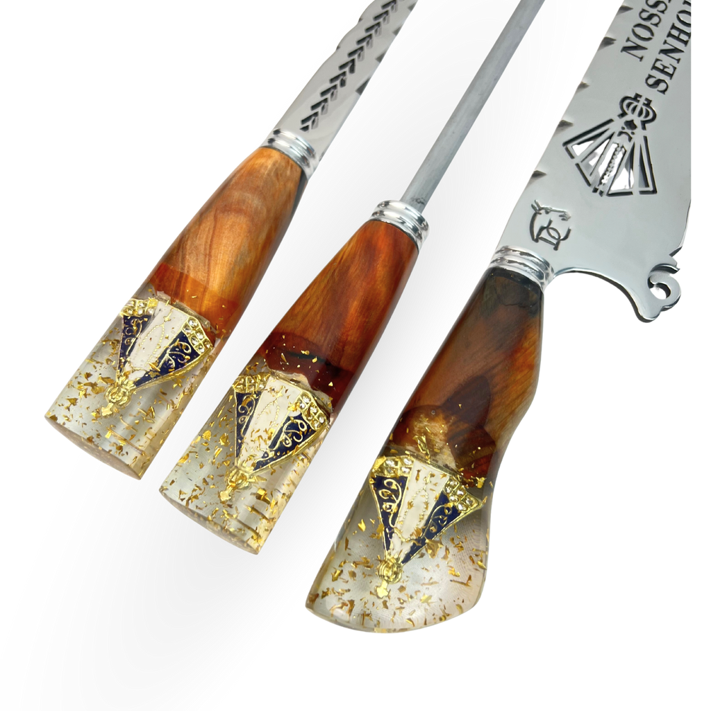 Kit Artesanal 10" 3 Peças (Garfo + Faca + Chaira) - Cabo Híbrido Madeira e Resina com Nossa Senhora